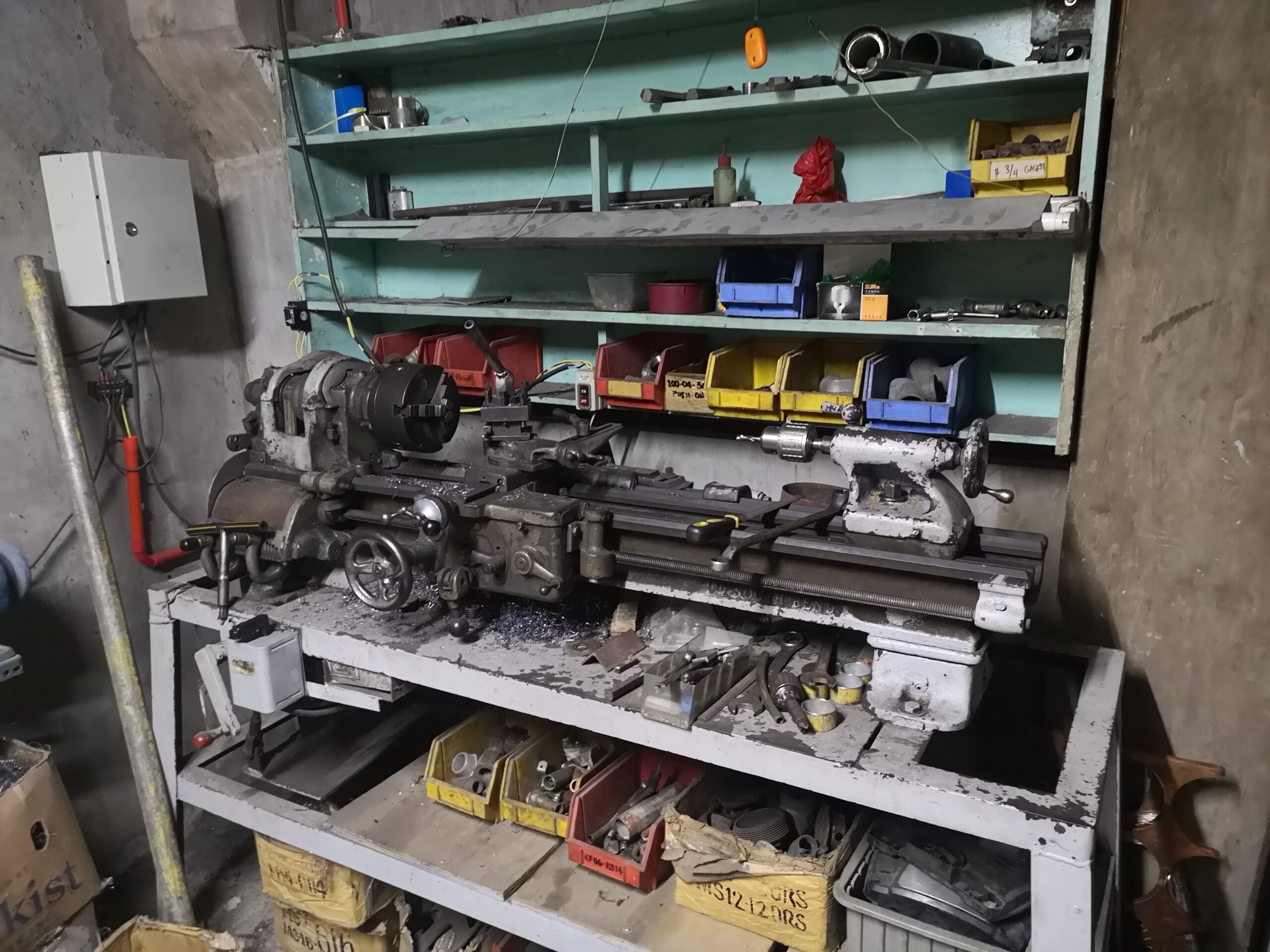 Hydraulic hose crimping machine in the Cresty Trading workshop